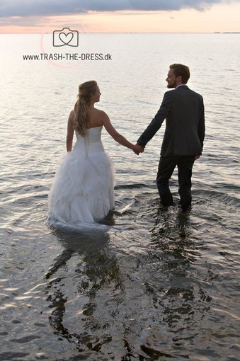 Bryllupsfotograf. Trash The Dress. Bryllupfotografens våde drøm. Brudekjolen skal bruges mere end en gang. Oplevelse for nygifte. Bryllupsbilleder i havet.